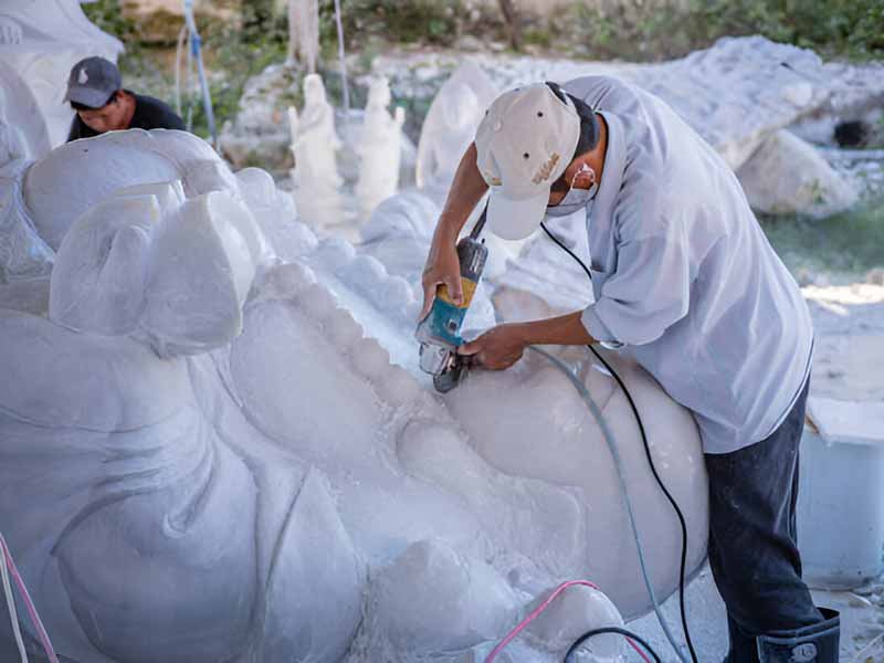Thợ đá hoàn thiện chi tiết một tác phẩm tại làng nghề Non Nước